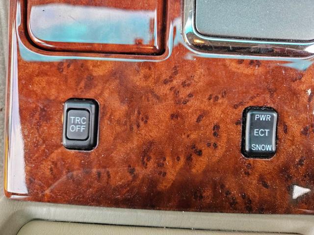 クラウン ロイヤルサルーン　車高調付　純正アルミホイル　新品タイヤ交換　パワーシート付　純正ナビ　ＣＤ　キーレス　ＥＴＣ　ＨＩＤライト　電動リアカーテン付　フル装備　走行６０３００キロ　車検Ｒ８年１１月　ルームクリーニング済（18枚目）