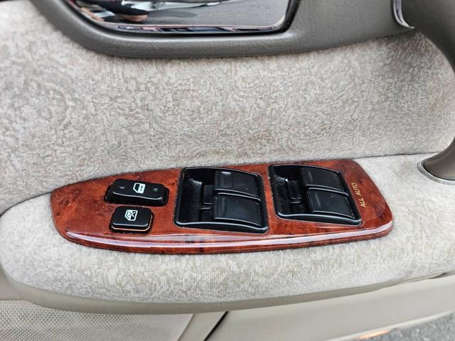 クラウン ロイヤルサルーン　車高調付　純正アルミホイル　新品タイヤ交換　パワーシート付　純正ナビ　ＣＤ　キーレス　ＥＴＣ　ＨＩＤライト　電動リアカーテン付　フル装備　走行６０３００キロ　車検Ｒ８年１１月　ルームクリーニング済（21枚目）