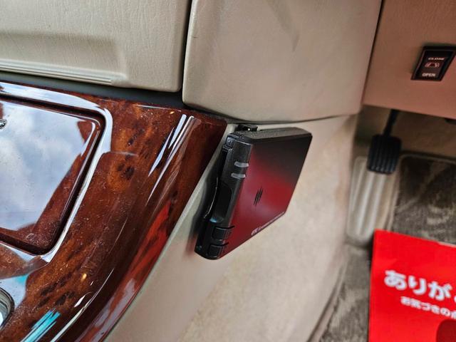 クラウン ロイヤルサルーン　車高調付　純正アルミホイル　新品タイヤ交換　パワーシート付　純正ナビ　ＣＤ　キーレス　ＥＴＣ　ＨＩＤライト　電動リアカーテン付　フル装備　走行６０３００キロ　車検Ｒ８年１１月　ルームクリーニング済（22枚目）