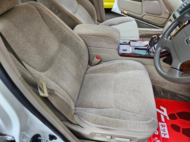 クラウン ロイヤルサルーン　車高調付　純正アルミホイル　新品タイヤ交換　パワーシート付　純正ナビ　ＣＤ　キーレス　ＥＴＣ　ＨＩＤライト　電動リアカーテン付　フル装備　走行６０３００キロ　車検Ｒ８年１１月　ルームクリーニング済（23枚目）