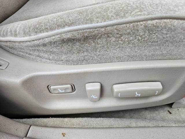 クラウン ロイヤルサルーン　車高調付　純正アルミホイル　新品タイヤ交換　パワーシート付　純正ナビ　ＣＤ　キーレス　ＥＴＣ　ＨＩＤライト　電動リアカーテン付　フル装備　走行６０３００キロ　車検Ｒ８年１１月　ルームクリーニング済（24枚目）