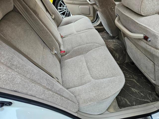 クラウン ロイヤルサルーン　車高調付　純正アルミホイル　新品タイヤ交換　パワーシート付　純正ナビ　ＣＤ　キーレス　ＥＴＣ　ＨＩＤライト　電動リアカーテン付　フル装備　走行６０３００キロ　車検Ｒ８年１１月　ルームクリーニング済（27枚目）