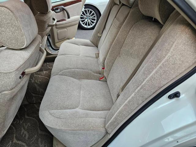 クラウン ロイヤルサルーン　車高調付　純正アルミホイル　新品タイヤ交換　パワーシート付　純正ナビ　ＣＤ　キーレス　ＥＴＣ　ＨＩＤライト　電動リアカーテン付　フル装備　走行６０３００キロ　車検Ｒ８年１１月　ルームクリーニング済（28枚目）