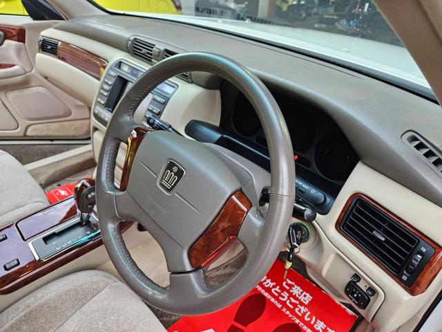 クラウン ロイヤルサルーン　車高調付　純正アルミホイル　新品タイヤ交換　パワーシート付　純正ナビ　ＣＤ　キーレス　ＥＴＣ　ＨＩＤライト　電動リアカーテン付　フル装備　走行６０３００キロ　車検Ｒ８年１１月　ルームクリーニング済（37枚目）