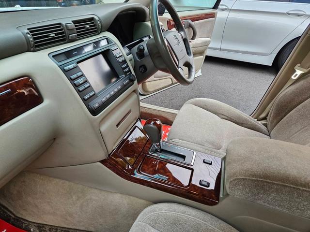 クラウン ロイヤルサルーン　車高調付　純正アルミホイル　新品タイヤ交換　パワーシート付　純正ナビ　ＣＤ　キーレス　ＥＴＣ　ＨＩＤライト　電動リアカーテン付　フル装備　走行６０３００キロ　車検Ｒ８年１１月　ルームクリーニング済（38枚目）