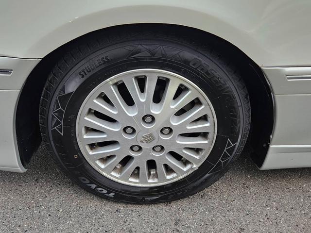 クラウン ロイヤルサルーン　車高調付　純正アルミホイル　新品タイヤ交換　パワーシート付　純正ナビ　ＣＤ　キーレス　ＥＴＣ　ＨＩＤライト　電動リアカーテン付　フル装備　走行６０３００キロ　車検Ｒ８年１１月　ルームクリーニング済（43枚目）