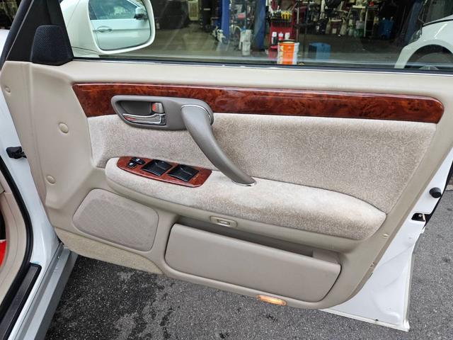 クラウン ロイヤルサルーン　車高調付　純正アルミホイル　新品タイヤ交換　パワーシート付　純正ナビ　ＣＤ　キーレス　ＥＴＣ　ＨＩＤライト　電動リアカーテン付　フル装備　走行６０３００キロ　車検Ｒ８年１１月　ルームクリーニング済（44枚目）