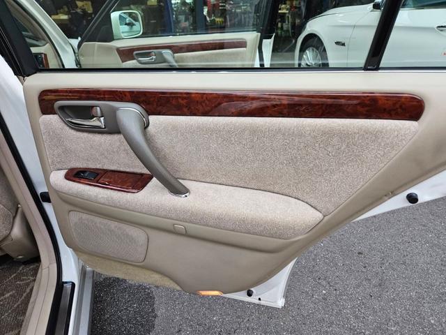 クラウン ロイヤルサルーン　車高調付　純正アルミホイル　新品タイヤ交換　パワーシート付　純正ナビ　ＣＤ　キーレス　ＥＴＣ　ＨＩＤライト　電動リアカーテン付　フル装備　走行６０３００キロ　車検Ｒ８年１１月　ルームクリーニング済（45枚目）