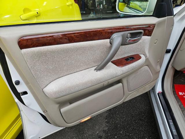 クラウン ロイヤルサルーン　車高調付　純正アルミホイル　新品タイヤ交換　パワーシート付　純正ナビ　ＣＤ　キーレス　ＥＴＣ　ＨＩＤライト　電動リアカーテン付　フル装備　走行６０３００キロ　車検Ｒ８年１１月　ルームクリーニング済（46枚目）