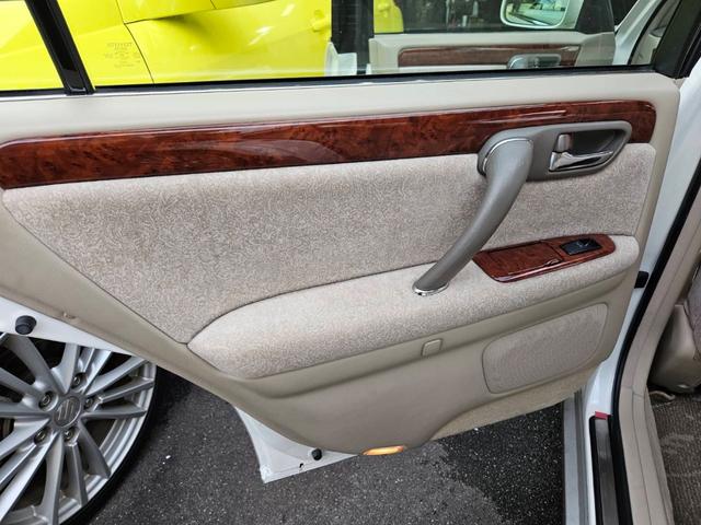 クラウン ロイヤルサルーン　車高調付　純正アルミホイル　新品タイヤ交換　パワーシート付　純正ナビ　ＣＤ　キーレス　ＥＴＣ　ＨＩＤライト　電動リアカーテン付　フル装備　走行６０３００キロ　車検Ｒ８年１１月　ルームクリーニング済（47枚目）