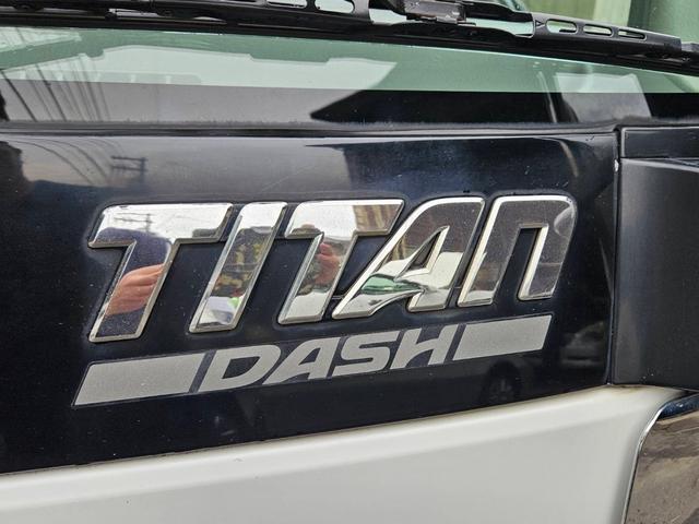 タイタンダッシュ ロングワイドローＤＸ　５速ミッション　メッキバンパー付　３人乗り　外装現状渡し　積載量１５００ｋｇ　ディーゼル車　パワステ　ＰＷ　エアコン　運転席キーレス付　ＥＴＣ　電動ミラー　３方開　ルームクリーニング済　純正バンパー有（26枚目）