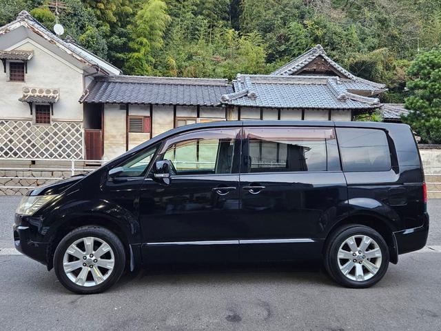 デリカD:5 G プレミアム 切替4WD 両側電動スライドドア オートバックドア付 キーフリー ETC タイヤ4本新品交換 8人乗り フル装備 純正ナビ CD カメラ 純正アルミ HID ルームクリーニング済 車検R8年10月まで(6枚目)