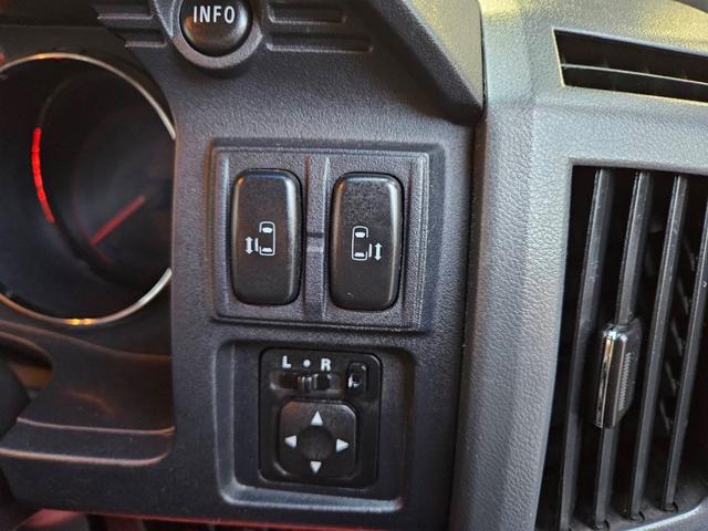 デリカD:5 G プレミアム 切替4WD 両側電動スライドドア オートバックドア付 キーフリー ETC タイヤ4本新品交換 8人乗り フル装備 純正ナビ CD カメラ 純正アルミ HID ルームクリーニング済 車検R8年10月まで(18枚目)