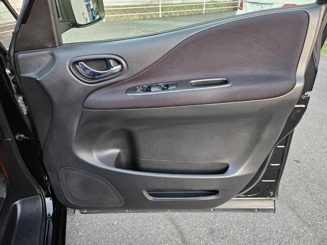 セレナ ライダー S-ハイブリッド 両側電動スライドドア付 タイヤ4本新品交換 社外ナビ フルセグTV CD DVD キーフリー2本 ETC タイミングチェーン 8人乗 純正アルミ HIDライト ルームクリーニング済(37枚目)