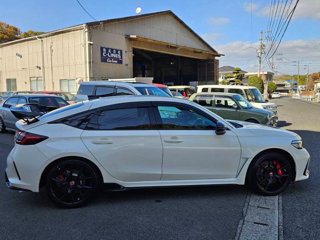 シビック タイプR タイプR(4名) 登録済み未使用車 走行10キロ 新車保証継承 ワンオーナー 6MT ディスプレイオーディオ バックカメラ BLUETOOTH キーフリー2本 ETC LEDヘッドライト リアスポ(8枚目)