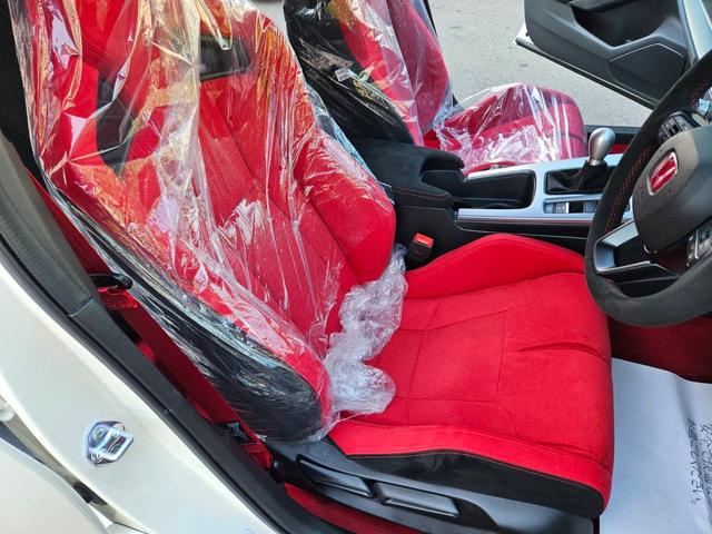シビック タイプR タイプR(4名) 登録済み未使用車 走行10キロ 新車保証継承 ワンオーナー 6MT ディスプレイオーディオ バックカメラ BLUETOOTH キーフリー2本 ETC LEDヘッドライト リアスポ(29枚目)