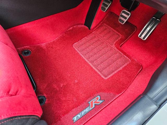 シビック タイプR タイプR(4名) 登録済み未使用車 走行10キロ 新車保証継承 ワンオーナー 6MT ディスプレイオーディオ バックカメラ BLUETOOTH キーフリー2本 ETC LEDヘッドライト リアスポ(34枚目)