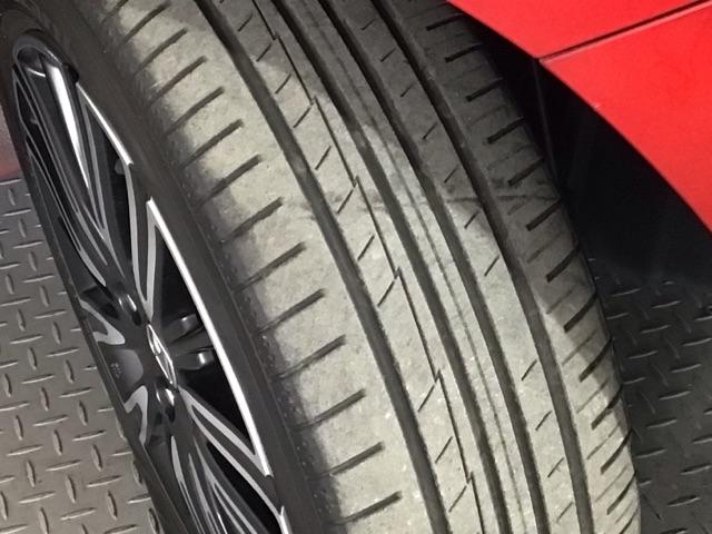 安全に走行するためには空気圧の確認をはじめ溝の深さ、ひび割れの等の点検が必要です。点検時に交換が必要と判断した場合は交換いたします。
