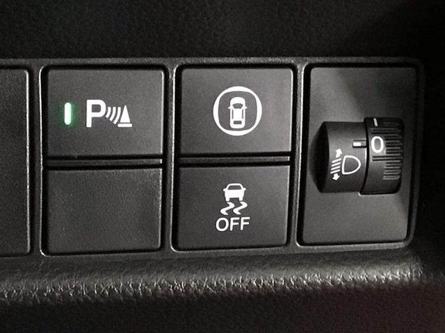 【障害物センサー】センサーが周辺の障害物を検知。音とディスプレー表示で障害物との距離をお知らせし、ドライバーに注意を促します！