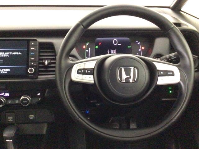 【ハンドル】運転にかかわる様々な操作を安全に行えるように視点移動が少なく操作性に配慮されたスイッチ類が凝縮されたコックピットです。