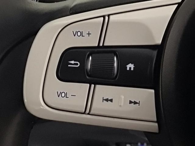 ステアリングリモコンは、運転中でも簡単に音量調整やチャンネル変更もできます！わき見運転防止にもつながるので安心です♪