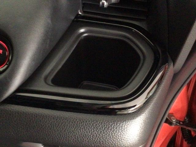 【ドリンクホルダー】ハンドルの右側にはドリンクホルダーが付いています。ちょうど手の届く所にありますので、とっても便利です♪