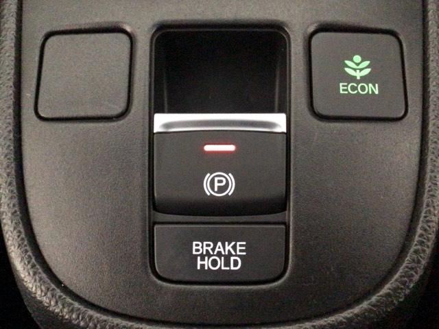 指先の操作でパーキングブレーキの「作動と解除」が行うことができる装備。ブレーキペダルから足を離しても停止し続けてくれるオートブレーキホールド機能。信号待ちなどの際には便利。ＥＣＯ運転で低燃費走行♪