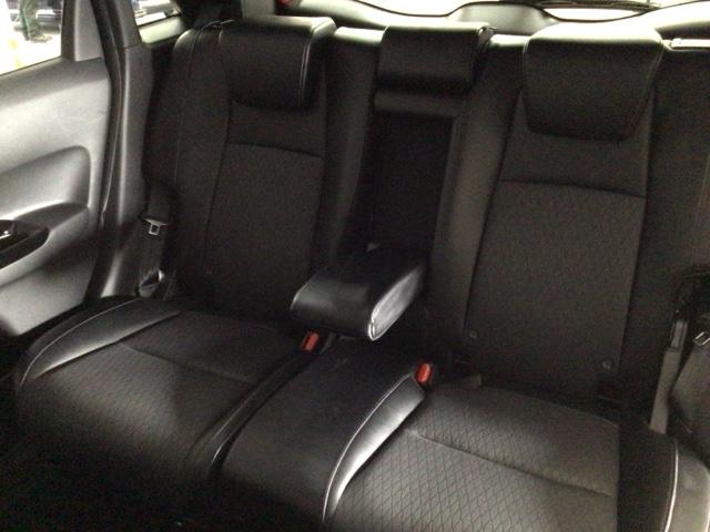 【後席】後席シートももちろん足下広々で快適♪収納式のアームレストも装備しており、後席の方もユッタリおくつろぎいただけます♪是非一度実際にご覧になってください！