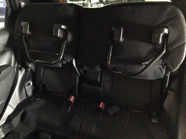 リアシート座面を持ち上げると、背の高い荷物を積むのに便利なトールモードに変身します！多彩なシートアレンジで使い勝手良好！