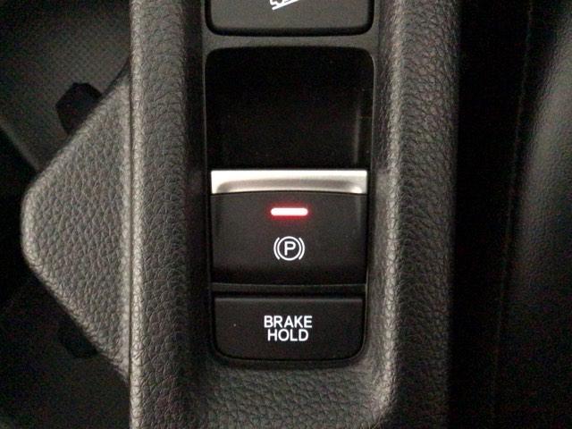 �w��̑���Ńp�[�L���O�u���[�L�́u�쓮�Ɖ����v���s�����Ƃ��ł��鑕���B�u���[�L�y�_�����瑫�𗣂��Ă���~�������Ă����I�[�g�u���[�L�z�[���h�@�\�B�M���҂��Ȃǂ̍ۂɂ͕֗��B�d�b�n�^�]�Œ�R��s��