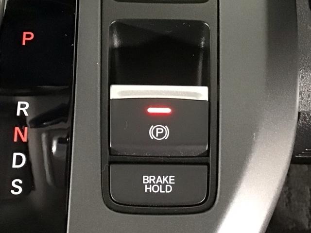 �w��̑���Ńp�[�L���O�u���[�L�́u�쓮�Ɖ����v���s�����Ƃ��ł��鑕���B�u���[�L�y�_�����瑫�𗣂��Ă���~�������Ă����I�[�g�u���[�L�z�[���h�@�\�B�M���҂��Ȃǂ̍ۂɂ͕֗��B�d�b�n�^�]�Œ�R��s��