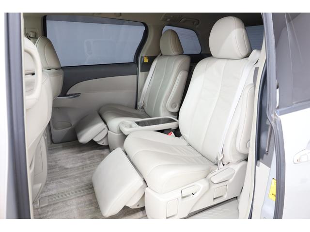 エスティマハイブリッド Gレザーパッケージ 4WD 大型サンルーフ 本革シート 両側電動スライドドア 電動床下格納機能 純正8型ナビ 純正後席モニター 純正17AW 脱着式デッキボード Wエアコン AC1500W オットマン レーダークルーズ(17枚目)