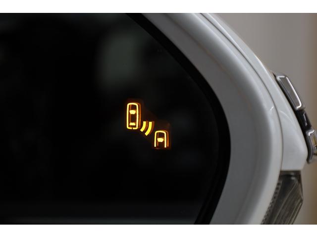 誰でも一度は車線変更時、死角に車がいることに気づかずヒヤッとした経験があるのではないでしょうか。このブラインドスポットモニターがあればそんな経験ともサヨナラです。トヨタ・ニッサン・ダイハツ・ミツビシ