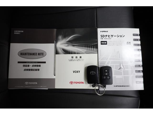 ヴォクシー ハイブリッドＺＳ　煌ＩＩ　両側電動スライドドア　プリクラッシュセーフティ　純正１０型ＳＤナビ　フルセグＴＶ　ＢＴ接続　Ｂカメラ　禁煙車　純正１６インチＡＷ　左右独立オートエアコン　ＬＥＤヘッドランプ　後席サンシェード　ＥＴＣ（74枚目）