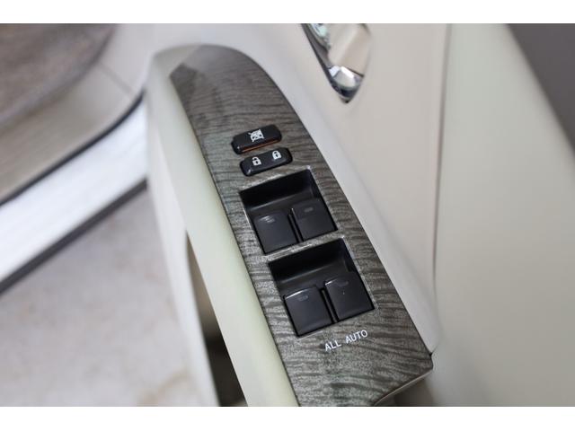 エスティマハイブリッド Ｇレザーパッケージ　４ＷＤ　大型サンルーフ　本革シート　両側電動スライドドア　電動床下格納機能　禁煙　純正８型ＨＤＤナビ　純正後席モニター　純正１７インチＡＷ　Ｗエアコン　ＡＣ１５００Ｗ　オットマン　クルーズコントロール（68枚目）