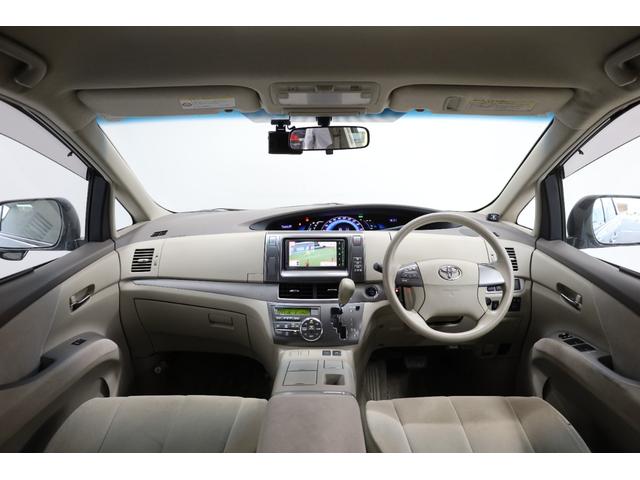 大変キレイな内装です。嫌いな臭いもありません。内装もベージュにこだわった仕様になっていて素晴らしいですね！ファミリー層に人気のミニバンですので使い勝手もよく車内もゆとりある広さです。