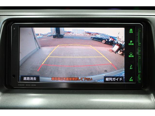 バックカメラもあるので安心ですね。ハンドル操作に連動してガイドラインも動いてくれるので更に便利で安心です。