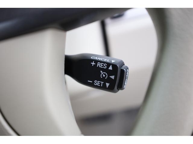 高速道路の長距離巡航が楽になるクルーズコントロール。速度設定をレバー操作するだけで、あとはアクセルペダルを踏まなくていいのです。１度使うと離れられません。