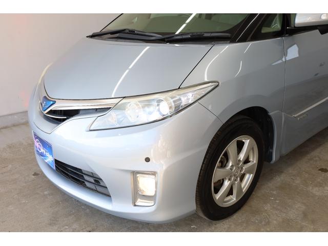 ＨＩＤヘッドランプが装備されているので夜間も明るく安心です。フォグランプも点灯するのでさらに明るいですね！