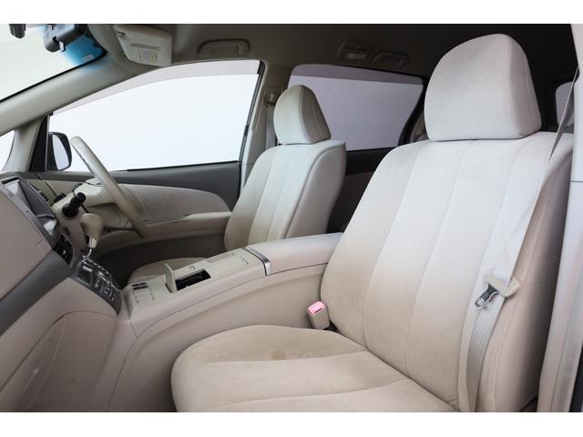 ヘッドレストからシートの肩の部分にかけてのライン、シート表皮の分割の仕方などがとてもカッコいいですね。質感も高いですね。