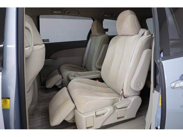 ２列目シートはオットマンが装備されておりすばらしい造り込みです。センター部分にはドリンクホルダーや小物置きもあり快適にくつろげます。