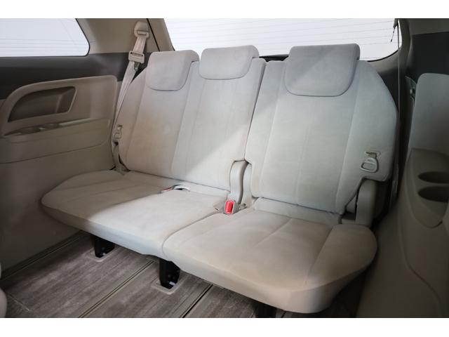 ３列目シートの状態もとても綺麗です！３列目には左右にドリンクホルダーが装備されておりますので飲み物の置き場にも困らなくて良いですね！