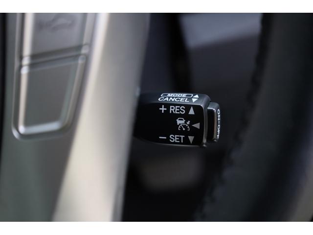 プリウス Ｇツーリングセレクションレザーパッケージ　後期型　本革シート　プリクラッシュセーフティ　禁煙車　アルパイン９型ＳＤナビ　ＢＴ接続　Ｂカメラ　純正１７インチＡＷ　ＬＥＤオートヘッドライト　パワーシート　シートヒーター　雨滴感知式ワイパー　ＥＴＣ（9枚目）