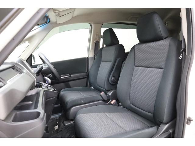 ヘッドレストからシートの肩の部分にかけてのライン、シート表皮の分割の仕方などがとてもカッコいいですね。質感も高いですね。スズキ・ダイハツ・ミツビシ・ニッサン・マツダ・スバル・レクサス・メルセデスベンツ