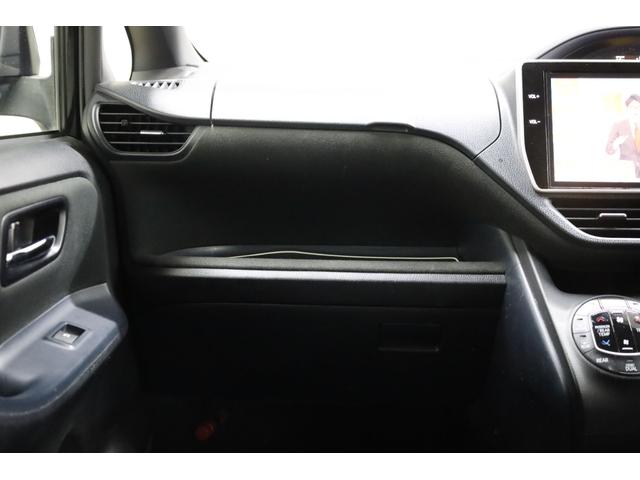 ヴォクシー ハイブリッドＶ　純正１０型ＳＤナビ　純正１２．１型後席モニター　Ｂカメラ　両側電動スライドドア　セーフティセンス　ダブルＡＡＣ　後席サンシェード　シートヒーター　クルコン　純正１５インチＡＷ　ＬＥＤヘッドライト（44枚目）