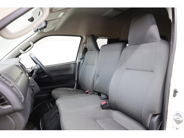 ヘッドレストからシートの肩の部分にかけてのライン、シートデザインなどもとてもカッコいいですね！質感も高いので快適なドライブができますね！スズキ・ダイハツ・ミツビシ・ニッサン・マツダ・スバル・レクサス