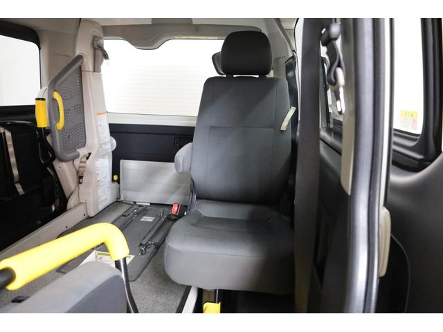 後部座席も気になるようなキズ・汚れやへたり等、大きなダメージはなく、良好な状態です。トヨタ・スズキ・ダイハツ・ミツビシ・ニッサン・マツダ・スバル・ホンダ・メルセデスベンツ・ポルシェ・ランボルギーニ