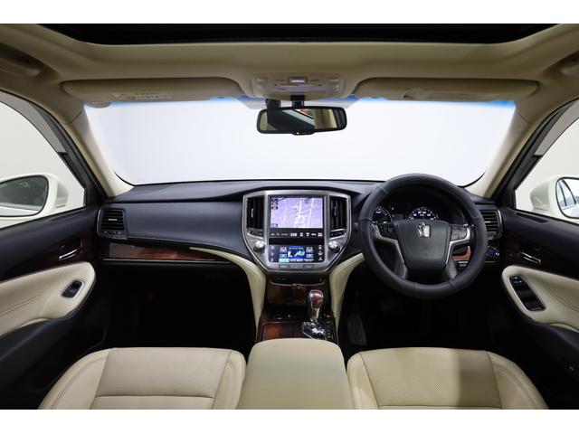 クラウンハイブリッド ロイヤルサルーン　電動サンルーフ　本革シート　トヨタプレミアムサウンド　純正８型ＨＤＤナビ　全方位カメラ　クリアランスソナー　禁煙車　前席パワーシート　シートクーラー　シート＆ステアリングヒーター　純正１７インチＡＷ（4枚目）