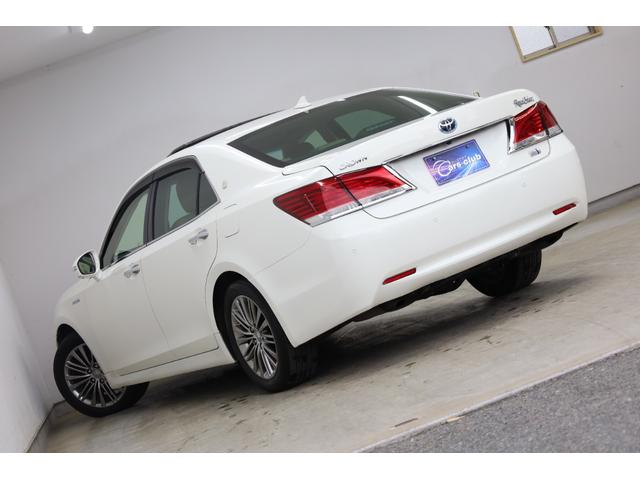 クラウンハイブリッド ロイヤルサルーン　電動サンルーフ　本革シート　トヨタプレミアムサウンド　純正８型ＨＤＤナビ　全方位カメラ　クリアランスソナー　禁煙車　前席パワーシート　シートクーラー　シート＆ステアリングヒーター　純正１７インチＡＷ（11枚目）