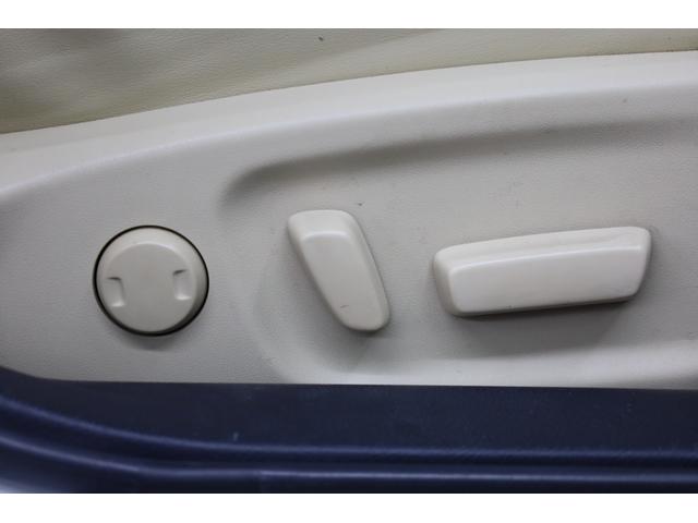 クラウンハイブリッド ロイヤルサルーン　電動サンルーフ　本革シート　トヨタプレミアムサウンド　純正８型ＨＤＤナビ　全方位カメラ　クリアランスソナー　禁煙車　前席パワーシート　シートクーラー　シート＆ステアリングヒーター　純正１７インチＡＷ（15枚目）